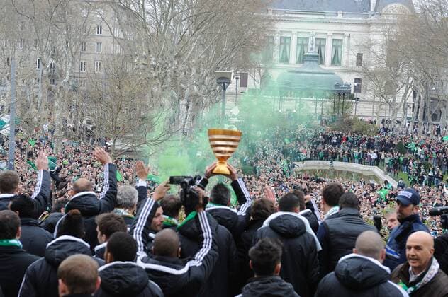 Fans begrüßen den Ligapokasieger Saint Etienne FOOTBALL : - 21 04 2013 FredericChambert Panoramic 