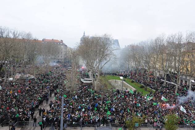 Fans begrüßen den Ligapokasieger Saint Etienne FOOTBALL : - 21 04 2013 FredericChambert Panoramic 