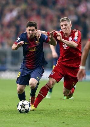FUSSBALL - CL, Bayern vs Barcelona MUENCHEN,DEUTSCHLAND,23.APR.13 - FUSSBALL - UEFA Champions League, Halbfinale, FC Bayern München vs FC Barcelona. Bild zeigt Lionel Messi (Barcelona) und Bastian Schweinsteiger (Bayern). 