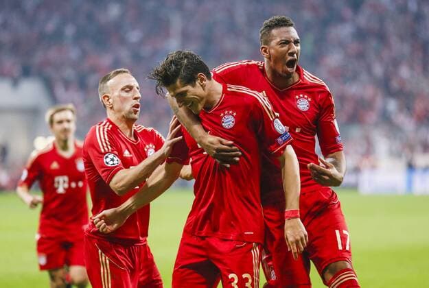Mario Gomez ( Bayern 33 ) jubelt nach dem Tor zum 3-0 mit Frank Ribery (Bayern 7), Jerome BOATENG (Bayern Nr.17) Jubel, Freude, Emotionen, Feiern, Lachen, jubelt, freuen, reisst die Arme hoch, ballt die Faust FC BAYERN München - FC BARCELONA ( 4- 0) Fussball UEFA Champions League, Halbfinale Hinspiel, München, 23.04.2013 CL Saison 2012 2013, FCB, München, BARCA