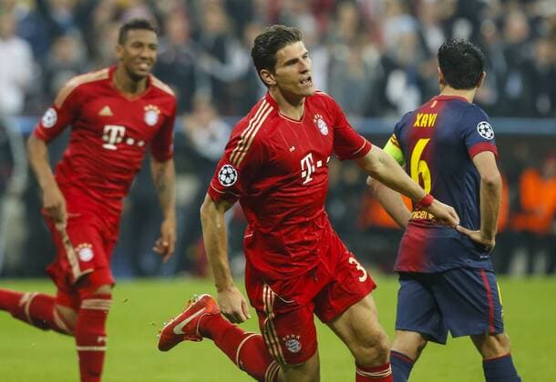 Mario Gomez ( Bayern 33 ) jubelt nach dem Tor zum 3-0 Jubel, Freude, Emotionen, Feiern, Lachen, jubelt, freuen, reisst die Arme hoch, ballt die Faust FC BAYERN München - FC BARCELONA ( 4- 0) Fussball UEFA Champions League, Halbfinale Hinspiel, München, 23.04.2013 CL Saison 2012 2013, FCB, München, BARCA
