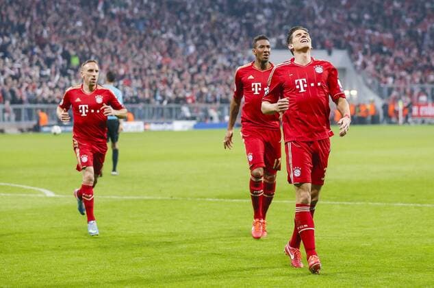Mario Gomez ( Bayern 33 ) jubelt nach dem Tor zum 2-0 mit Jerome BOATENG (Bayern Nr.17), Frank Ribery (Bayern 7), Jubel, Freude, Emotionen, Feiern, Lachen, jubelt, freuen, reisst die Arme hoch, ballt die Faust FC BAYERN München - FC BARCELONA ( 4- 0) Fussball UEFA Champions League, Halbfinale Hinspiel, München, 23.04.2013 CL Saison 2012 2013, FCB, München, BARCA
