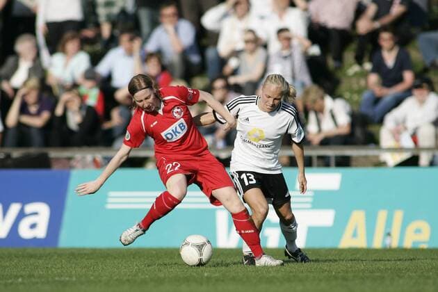 1 FFC Frankfurt - Turbine Potsdam, Stadion am Brentanobad, 24.04.2013, Saison 2012 2013: Taneka Butt (Frankfurt) vs Stefanie Drews (Potsdam)