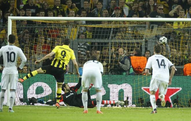 Robert LEWANDOWSKI; Nr.9 BVB schiesst das Tor zum 4-1 ,Aktion, Einzelbild, Torschuss BORUSSIA DORTMUND - REAL MADRID ( - ) Fussball UEFA Champions League, Halbfinale Hinspiel, Dortmund, 24.04.2013 CL Saison 2012 2013, BVB, RM