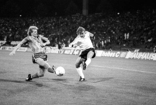 BR Deutschland - Schweden 1:1 - Rudi Völler (BRD, re.) gegen Roland Nilsson (Schweden)