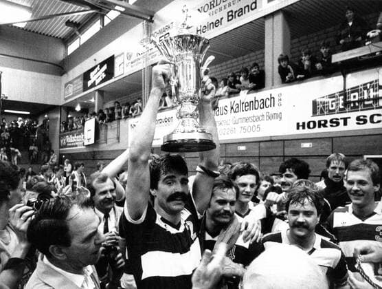 Der VfL Gummersbach ist DHB Pokal Sieger 1982, Heiner Brand präsentiert den Pokal