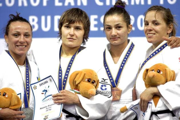 JUDO - EJU EM 2013 BUDAPEST,UNGARN,25.APR.13 - DIVERS, JUDO - EJU Europameisterschaften, bis 52kg, Damen, Siegerehrung. Bild zeigt Andrea Stefania Chitu (ROU), Natalia Kuziutina (RUS), Majlinda Kelmendi (ALB) und Laura Gomez Ropinon (ESP). Keywords: Medaille, Urkunde. 