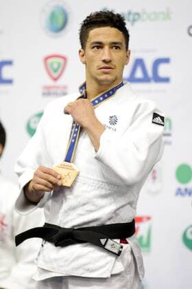 JUDO - EJU EM 2013 BUDAPEST,UNGARN,25.APR.13 - DIVERS, JUDO - EJU Europameisterschaften, bis 60kg, Herren, Siegerehrung. Bild zeigt Ashley Mckenzie (GBR). Keywords: Medaille. 