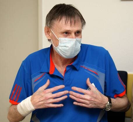 18.04.2013, Hannover, Fussball, 2. Bundesliga, Michael Tönnies nach seiner Lungentransplantation in der MHH in Hannover. Michael Tönnies nach seiner Lungentransplantation mit einem Mundschutz.
