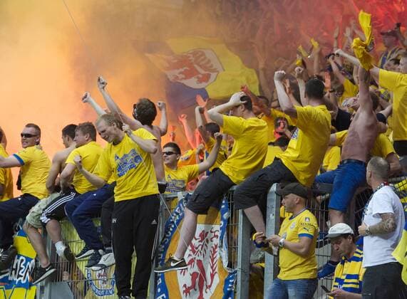 Fans von Eintracht Braunschweig , jubeln, FC Ingolstadt 04 vs Eintracht Braunschweig), , Sport, Ballsport, Fussball, Bundesliga 2, Ingolstadt, Audi Sportpark,