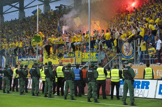 Fans von Eintracht Braunschweig jubeln, FC Ingolstadt 04 vs Eintracht Braunschweig), , Sport, Ballsport, Fussball, Bundesliga 2, Ingolstadt, Audi Sportpark,