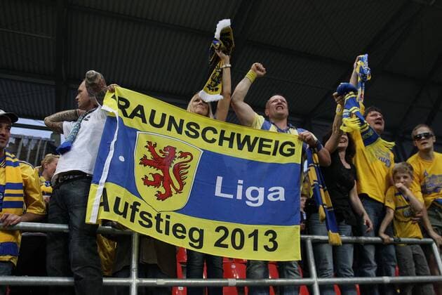 Fan, feiern den Aufstieg, Fans, Zuschauer, Fan-Block, Jubel, Begeisterung, Deutschland, GER, Fussball, Männer, 2. Bundesliga, Saison 2012 - 2013, 31. Spieltag, FC Ingolstadt 04 vs. Eintracht Braunschweig, 26.04.2013,