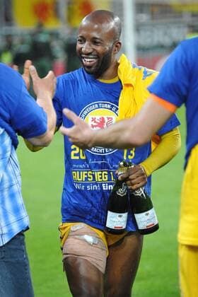 verletzt aber freudentrunken Domi Kumbela (Eintracht Braunschweig)12 EP_Schreyer