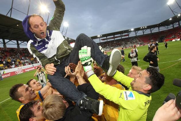 Trainer Torsten Lieberknecht (Eintracht Braunschweig) wird von seinen spielern nach spielende in die luft geworfen FC Ingolstadt 04 vs. Eintracht Braunschweig