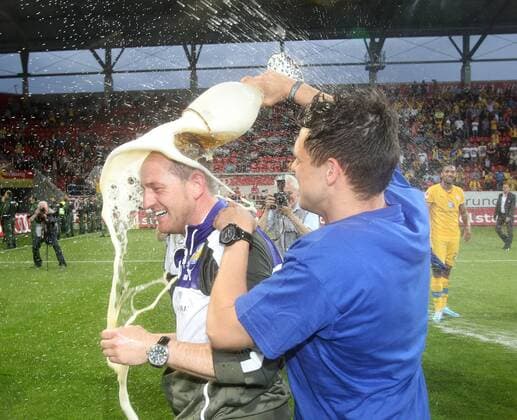 Bierdusche Trainer Torsten Lieberknecht (Eintracht Braunschweig), rechts Mirko Boland FC Ingolstadt 04 vs. Eintracht Braunschweig