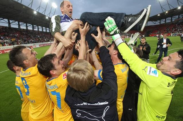 Trainer Torsten Lieberknecht (Eintracht Braunschweig) wird von seinen spielern nach spielende in die luft geworfen FC Ingolstadt 04 vs. Eintracht Braunschweig