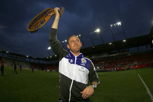 26.04.2013, Audi Sportpark, Ingolstadt, Ligaspiel 2. Liga, FC Ingolstadt 04 vs Eintracht Braunschweig, im Bild Torsten Lieberknecht (Trainer, Eintracht Braunschweig) jubelt mit Eintracht Schal GER, 2. FBL, FC Ingolstadt 04 vs Eintracht Braunschweig