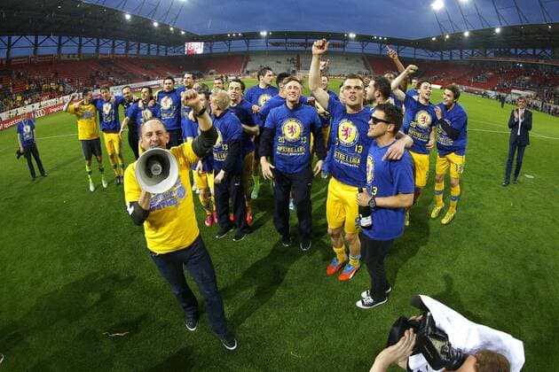 26.04.2013, Audi Sportpark, Ingolstadt, Ligaspiel 2. Liga, FC Ingolstadt 04 vs Eintracht Braunschweig, im Bild Torsten Lieberknecht (Trainer, Eintracht Braunschweig) mit Megaphone und seiner Mannschaft GER, 2. FBL, FC Ingolstadt 04 vs Eintracht Braunschweig