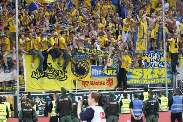 26.04.2013, Audi Sportpark, Ingolstadt, Ligaspiel 2. Liga, FC Ingolstadt 04 vs Eintracht Braunschweig, im Bild Die feiernden Fans von Eintracht Braunschweig nach dem Sieg und Aufstieg in die erste Liga GER, 2. FBL, FC Ingolstadt 04 vs Eintracht Braunschweig