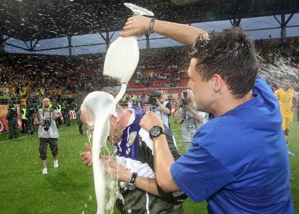 Bierdusche Trainer Torsten Lieberknecht (Eintracht Braunschweig), rechts Mirko Boland (Eintracht Braunschweig) FC Ingolstadt 04 vs. Eintracht Braunschweig