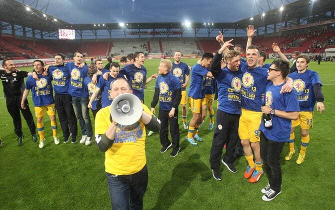 Trainer Torsten Lieberknecht (Eintracht Braunschweig) am Megaphon FC Ingolstadt 04 vs. Eintracht Braunschweig