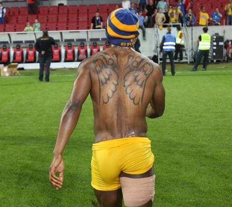 Domi Kumbela (Eintracht Braunschweig) von hinten mit grossem Tatoo auf dem Rücken FC Ingolstadt 04 vs. Eintracht Braunschweig