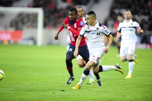 Salomon Kalou (Lille) vs Ryad Boudebouz (Sochaux) FOOTBALL : Lille vs Sochaux - Ligue 1 - 26 04 2013 JBAutissier Panoramic 