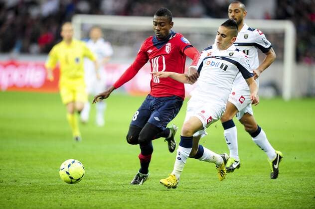 Salomon Kalou (Lille) vs Ryad Boudebouz (Sochaux) FOOTBALL : Lille vs Sochaux - Ligue 1 - 26 04 2013 JBAutissier Panoramic 