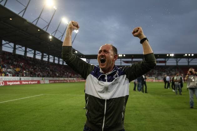 Torsten LIEBERKNECHT (Trainer Eintracht Braunschweig), Bierdusche, Aufstieg, Aufstiegsjubel, Schlussjubel, Jubel, Deutschland, GER, Fussball, Männer, 2. Bundesliga, Saison 2012 - 2013, 31. Spieltag, FC Ingolstadt 04 vs. Eintracht Braunschweig, 26.04.2013,