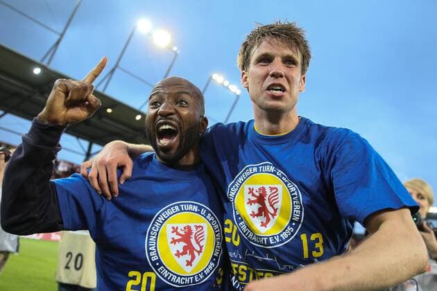 Dominik KUMBELA (Eintracht Braunschweig, li.) und Steffen BOHL (Eintracht Braunschweig), Aufstieg, Aufstiegsjubel, Schlussjubel, Jubel Deutschland, GER, Fussball, Männer, 2. Bundesliga, Saison 2012 - 2013, 31. Spieltag, FC Ingolstadt 04 vs. Eintracht Braunschweig, 26.04.2013,