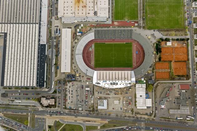 Fußball, Stadiongeschichte Eintracht Braunschweig Stadion des Eintracht Braunschweig mit West und Osttribüne, Der Braunschweiger Turn- und Sportverein Eintracht von 1895 e. V. (BTSV), Bundesligastadion, Luftbild, Luftbildaufnahme der Stadt Braunschweig !ACHTUNGxMINDESTHONORARx60xEURO!
