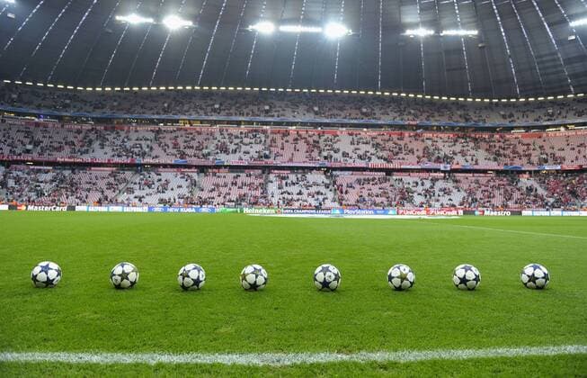 23.04.2013, Fussball Champions League Halbfinale Hinspiel: FC Bayern München - FC Barcelona, in der Allianz-Arena München. Der Spielball der Championsleague Adidas - Finale Ball liegt auf dem Rasen bereit.