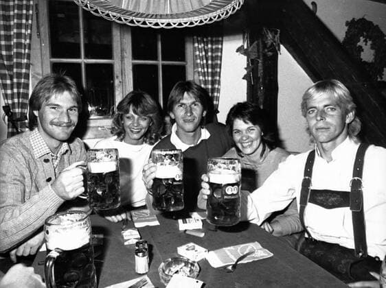 FC Bayern München auf dem Oktoberfest, v.li.: Wolfgang Grobe, Monika und Klaus Augenthaler, Norbert Nachweih mit Frau