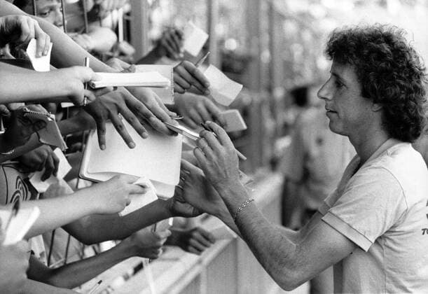 Zico (Brasilien) schreibt Autogramme