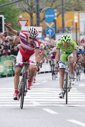 Simon Spilak (SLO) vom Team Katusha gewinnt vor dem Vorjahressieger Moreno Moser (Can) vom Team Cannondale Pro Cycling , Radrennen 1. Mai 2013, Rund um den Finanzplatz Eschborn-Frankfurt, 1.5.2013 EP_RRZ