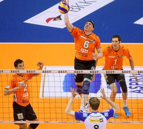 Berlin, Deutschland 02. Mai 2013: Play-Off Volleyball 12 13 - Spiel 3: Berlin Recycling Volleys vs. VfB Friedrichshafen. v.li. Kawika Shoji (Berlin 2), Felix Fischer (Berlin 6), Max Guenthoer (Friedrichshafen 8), Scott Touzinsky (Berlin 1). sw