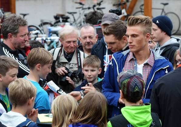 03.05.2013 Erfurt Radsport Thüringen Open der Steher im Andreasried vorn Marcel Kittel und Tony Martin ( beide GER) dicht umlagert von Autogrammjägern . Aktion