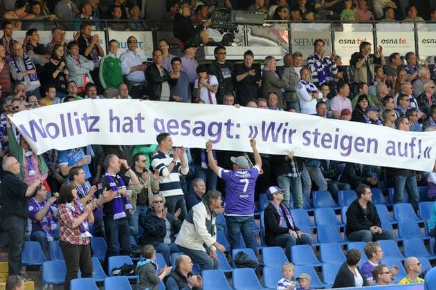 Osnabrück, Deutschland 04. Mai 2013: 3. Bundesliga 12 13 - VfL Osnabrück Osnabrücker Fans mit einem Transparent Wollitz hat gesagt wir steigen auf mt