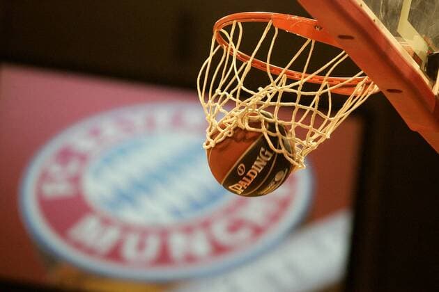 Viertelfinale Playoffs Beko BBL Basketball Bundesliga FC Bayern München vs Alba Berlin, Audi Dome, 04.05.2013: Ball im Korb vor dem Logo des FC Bayern
