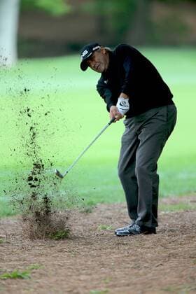 04 May 2013: Angel Cabrera chips out of the rough on 3 during third round action at the the Wells Fargo Championship Tournament at Quail Hollow Country Club, Charlotte, North Carolina. GOLF: MAY 04 PGA Golf Herren - Wells Fargo Championship - Third Round Icon2013050400057 EDITORIAL USE ONLY