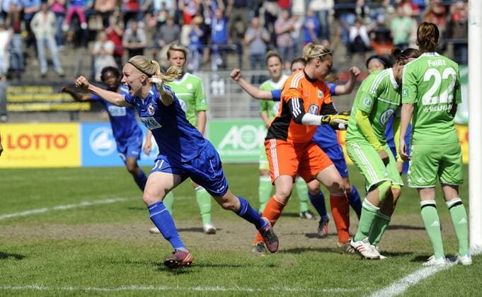 Pauline Bremer (li., P) bejubelt das Tor 2:0, 1.FFC Turbine Potsdam - VfL Wolfsburg, Fußball, Frauen, Bundesliga, Saison 2012 2013, Potsdam, 05.05.2013,