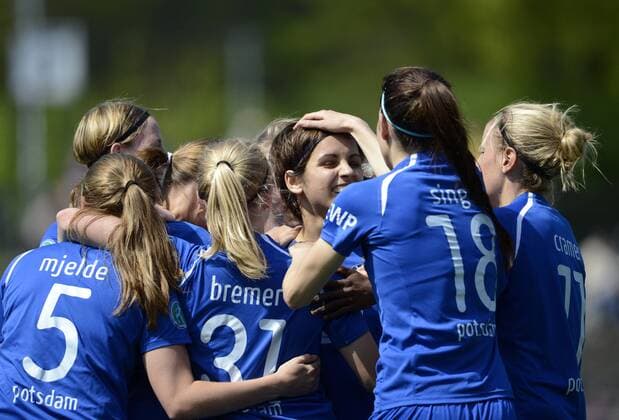 Potsdam bejubelt das Tor 1:0 durch Natasa Andonova (mi.), 1.FFC Turbine Potsdam - VfL Wolfsburg, Fußball, Frauen, Bundesliga, Saison 2012 2013, Potsdam, 05.05.2013,