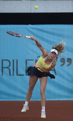 (130505) -- MADRID , May 5, 2013 (Xinhua) -- Caroline Wozniacki of Denmark serves during the women s first round of WTA Tennis Damen Madrid Open in Madrid, capital of Spain, May 5, 2013. 