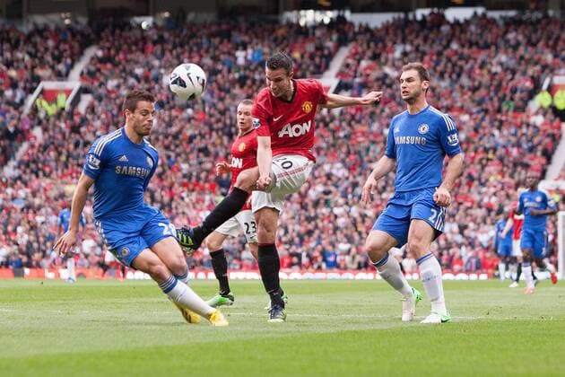 Football - 2012 2013 Premier League - Manchester United vs. Chelsea Cesar Azpilicueta of Chelsea blocks a strike from Robin van Persie of Manchester United at Old Trafford 