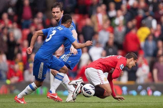 Football - 2012 2013 Premier League - Manchester United vs. Chelsea Frank Lampard of Chelsea challenges Javier Hernandez of Manchester United at Old Trafford