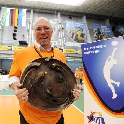 Trainer Mark LEBEDEW (Berlin RV) mit der Meisterschale EP_WSE