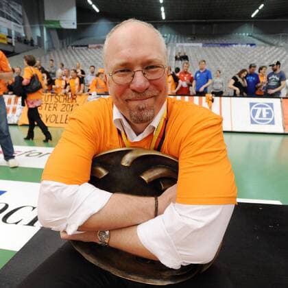 Trainer Mark LEBEDEW (Berlin RV) mit der Meisterschale EP_WSE