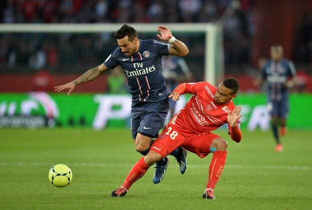 Ezequiel Lavezzi (Psg) - Kenny Lala (val) FOOTBALL : Paris SG vs Valenciennes - Ligue 1 - 05 05 2013 AnthonyBIBARD FEP Panoramic 