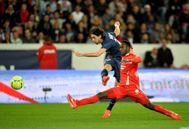 Javier Pastore (psg) - Benjamin Angoua (val) FOOTBALL : Paris SG vs Valenciennes - Ligue 1 - 05 05 2013 AnthonyBIBARD FEP Panoramic 