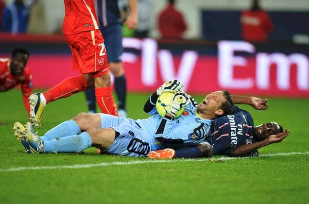 Nicolas Penneteau (val) - Blaise Matuidi (psg) FOOTBALL : Paris St Germain PSG vs Valenciennes FC: - Ligue 1 - 05 05 2013 AnthonyBIBARDFEP 